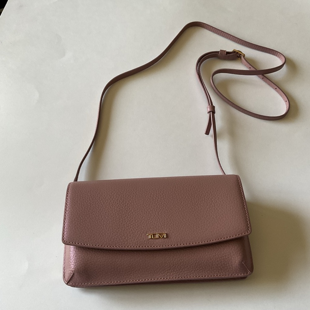 TUMI BELDEN LEATHER BOXED WALLET CROSSBODY BAG MAUVE PINK NWOT
